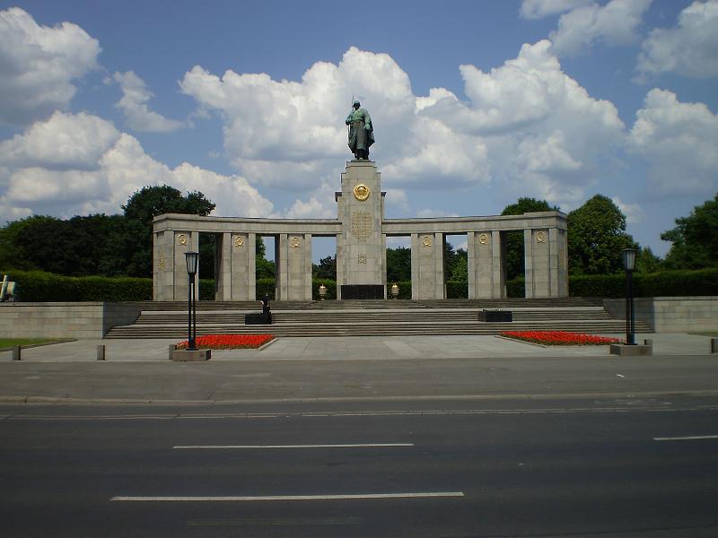 berlin 161.JPG - A Soviet monument in Berlin